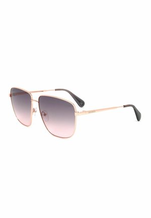 Occhiali da sole con montatura in metallo color oro rosa, lenti gradienti viola e terminali in plastica nera, inclinati verso destra su sfondo bianco.