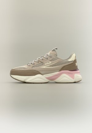 Beige en bruine FILA sneaker met roze en witte zool, mesh- en suède-details, en veterontwerp op een neutrale achtergrond.
