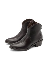 Un par de botas de tobillo de cuero marrón oscuro con tacones bajos y costuras decorativas, inclinadas hacia la derecha sobre un fondo blanco.