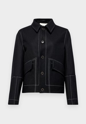 Veste noire avec des surpiqûres blanches contrastantes, fermeture à boutons sur le devant et deux poches avant. Dotée d'un col classique et d'une coupe ajustée.