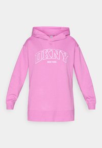 Sudadera con capucha rosa con el texto "DKNY NEW YORK" en blanco. Fabricada con tela suave, con un ajuste relajado y puños y dobladillo acanalados.