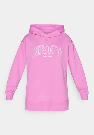 Różowa bluza z kapturem z napisem "DKNY NEW YORK" w białym kolorze. Wykonana z miękkiego materiału, o luźnym kroju, z prążkowanymi mankietami i dolnym ściągaczem.