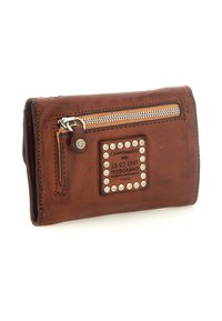 Portafoglio in pelle marrone con superficie testurizzata, chiusura a cerniera, borchie metalliche ed etichetta in rilievo. Presenta una cerniera e cuciture di colore rame.