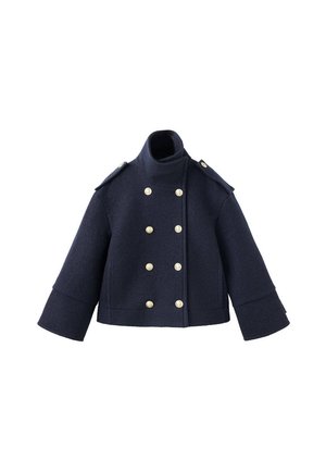 Caban bleu marine croisé avec boutons dorés, manches larges et col montant sur fond blanc.