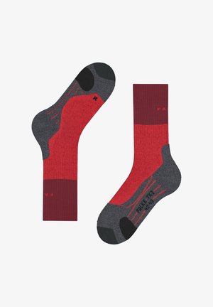 Calze rosse e grigie con una trama a coste, tallone e punta rinforzati e marchio stampato sui lati. Progettate per comfort e durata.