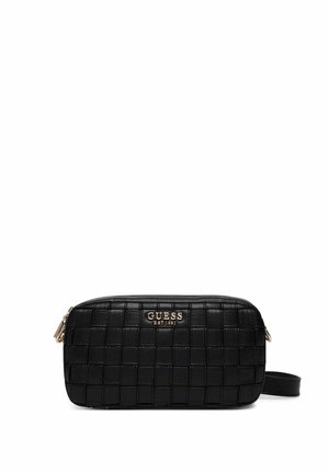 Piccola borsa a tracolla rettangolare in pelle nera trapuntata con cerniera dorata e targhetta con logo Guess sulla parte anteriore.
