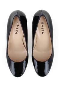 Schwarze Lackleder-Hochhackige Schuhe mit runder Zehenform und glatter Textur. Das Innere verfügt über eine hellbraune Futterung. Der Markenname "EVITA" ist sichtbar.