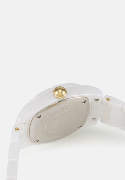 Weißes Armband mit Rückseite aus Edelstahl. Rundes Gehäuse, goldene Krone, glatte Oberfläche und Gliedband-Design. Auffällige Gravur auf der Rückseite.