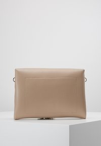 Borsa a mano in pelle beige con superficie texturizzata, forma rettangolare e tasca frontale. Presenta un design minimalista e hardware discreto.