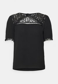 Blusa nera a maniche corte con un sovrapposto in pizzo al collo e alle maniche, realizzata in un tessuto liscio e morbido, con una vestibilità ampia.