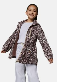 Leopardenmusterjacke in Pink und Braun, mit elastischen Bündchen, Reißverschluss und verstellbarem Bund. Kombiniert mit einem weißen Hemd und einer Hose.