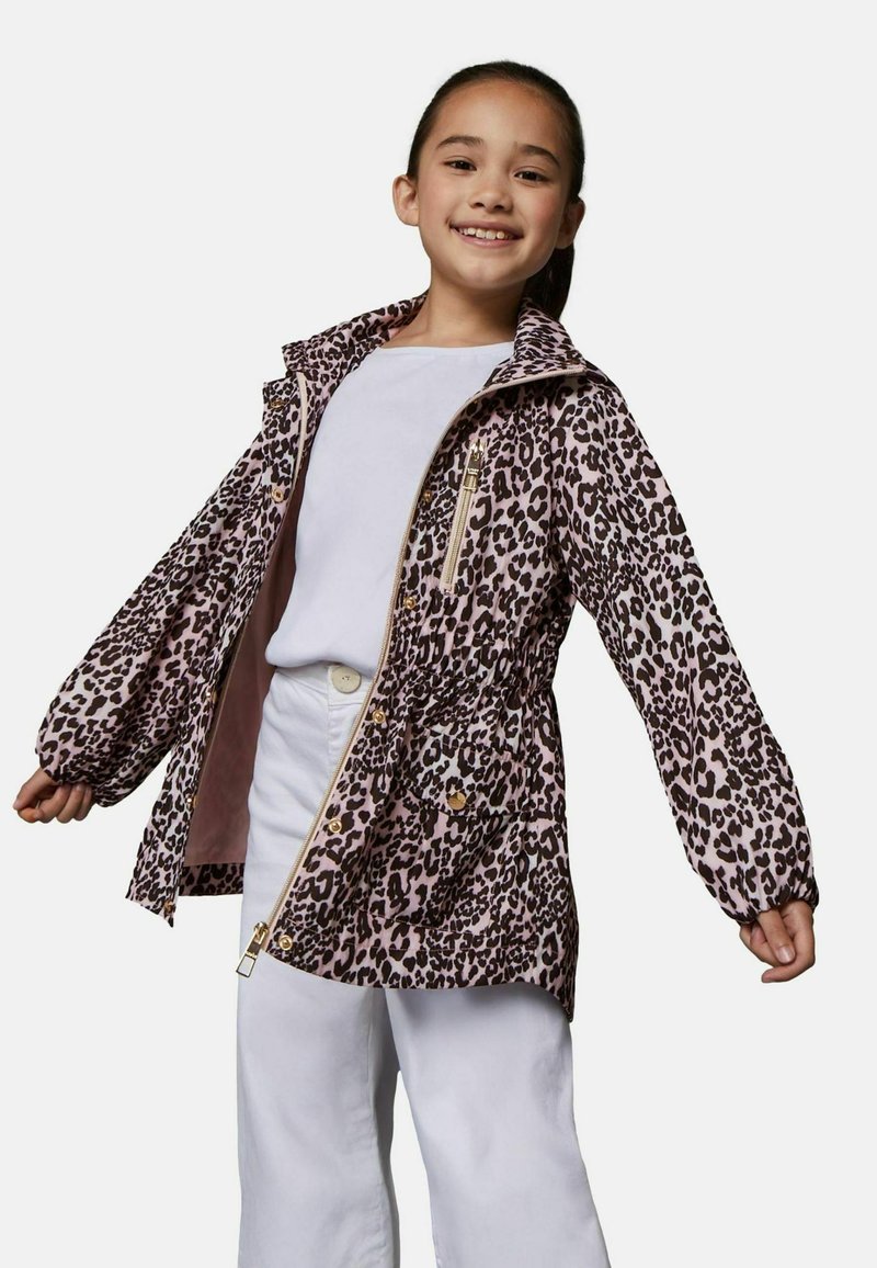 Leopardenmusterjacke in Pink und Braun, mit elastischen Bündchen, Reißverschluss und verstellbarem Bund. Kombiniert mit einem weißen Hemd und einer Hose.