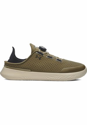 Baskets basses profilées vert olive avec tige perforée, languette de talon noire, lacets élastiques avec fermeture à cadran et semelle épaisse beige texturée.