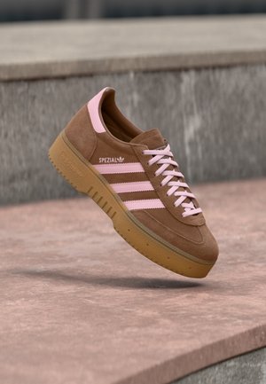 adidas Originals, HANDBALL SPEZIAL BOLD - Αθλητικά παπούτσια - preloved brown/clear pink