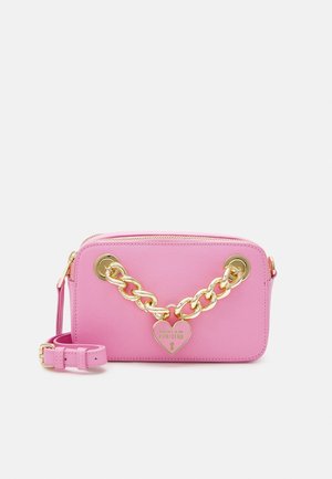 Bolso de mano sintético rosa con acabado texturizado, cadena dorada como asa y un charm en forma de corazón. Cuenta con cierre de cremallera y correa ajustable.