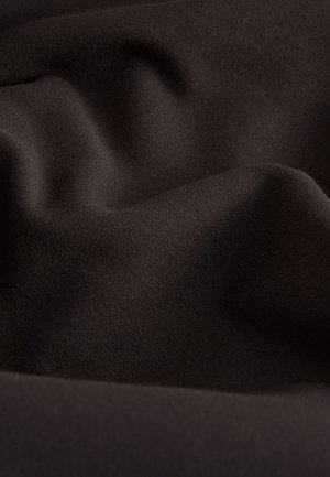 Tessuto nero con superficie liscia e leggermente testurizzata, che presenta pieghe e piegature delicate, indicando morbidezza e drappeggiabilità.