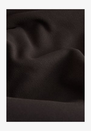 Fekete szövet, sima, enyhén texturált felülettel, lágy redőkkel és hajtásokkal, amelyek a jól eső esést és puhaságot jelzik.