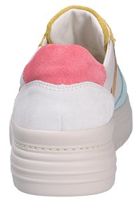 Sneaker multicolore con una base in pelle bianca, dettagli in suede rosa e blu, e una suola strutturata di colore bianco sporco. Tacco arrotondato con dettagli cuciti.