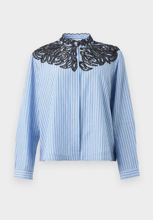 Kék-fehér, függőleges csíkos, hosszú ujjú blúz fekete csipke virágmintás hímzéssel a gallér és a nyak gombos záródása körül.