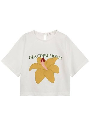 T-shirt cropped blanc orné d'une broderie florale jaune avec des accents roses et du texte vert indiquant "OLÁ COPACABANA !" à l'avant.