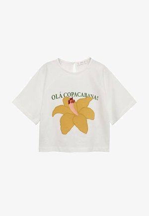 T-shirt cropped blanc orné d'une broderie florale jaune avec des accents roses et du texte vert indiquant "OLÁ COPACABANA !" à l'avant.
