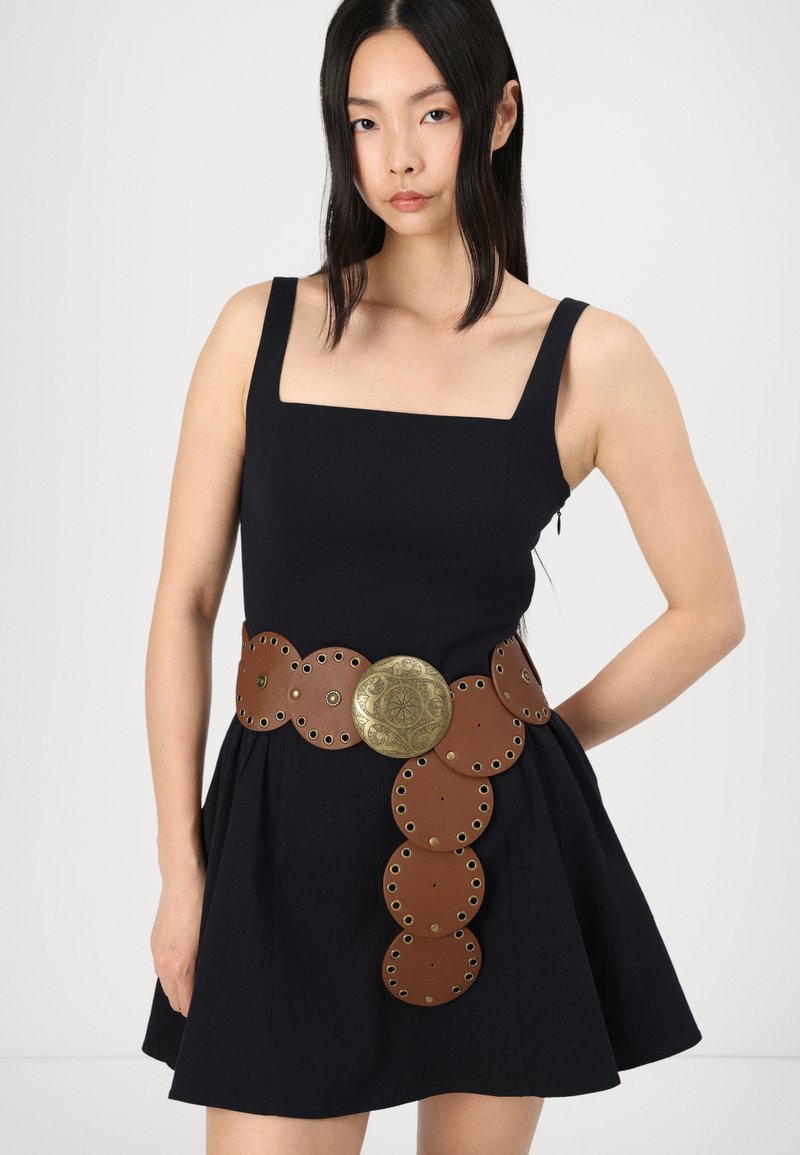 Abercrombie & Fitch NECK DIPPED WAIST SHORT DRESS - Day dress - black beauty/black - Zalando.co.uk Abercrombie & Fitch NECK DIPPED WAIST SHORT DRESS - Day dress - black beauty/black - Zalando.co.uk