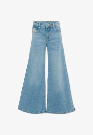 Jeans en denim bleu clair taille haute avec jambes évasées larges, bouton frontal, fermeture éclair et design à cinq poches.