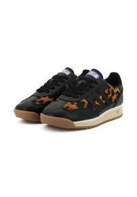 Sneakers neri con accenti in stampa leopardata. Realizzati in pelle e tessuto, con suola in gomma e design con lacci.