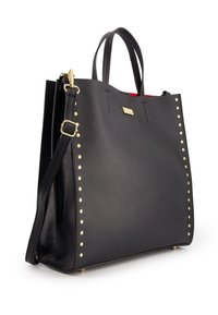 Sac en cuir noir avec des clous dorés sur le côté, doublure intérieure rouge, doubles poignées et une bandoulière amovible.