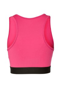 Ružový športový podprsenka s jednoduchým dizajnom, zaobleným výstrihom a kontrastným čiernym pásom na spodnej strane. Hladká tkanina bez ďalších vzorov.