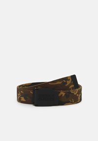 Ceinture en tissu camouflage dans des teintes de marron et de vert, dotée d'une boucle noire avec le logo "URBAN CLASSICS" et une finition texturée.