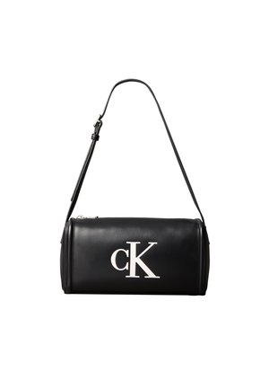 Sort cylindrisk skuldertaske i læder med justerbar rem og stort hvidt "cK"-logo foran i midten.