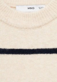 Pull en laine couleur crème avec col côtelé et une seule bande noire horizontale à travers la poitrine, étiqueté MNG.