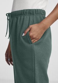Pieces PCCHILLI PANTS - Joggebukse - trekking green