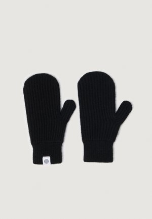 Et par svarte ribbestrikkede votter med et lite hvitt merke på mansjetten, liggende flatt på en lys bakgrunn.