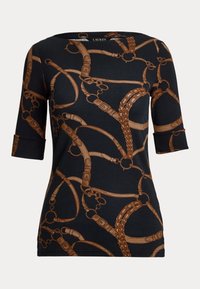 Černý top s tříčtvrtečními rukávy zdobený hnědým jezdeckým vzorem řetězů a splétaných akcentů. Hladká textilie.