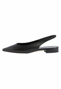 Scarpa slingback nera a punta con tacco piatto. Realizzata in pelle liscia, presenta un design con ritagli sui lati e una silhouette minimalista.