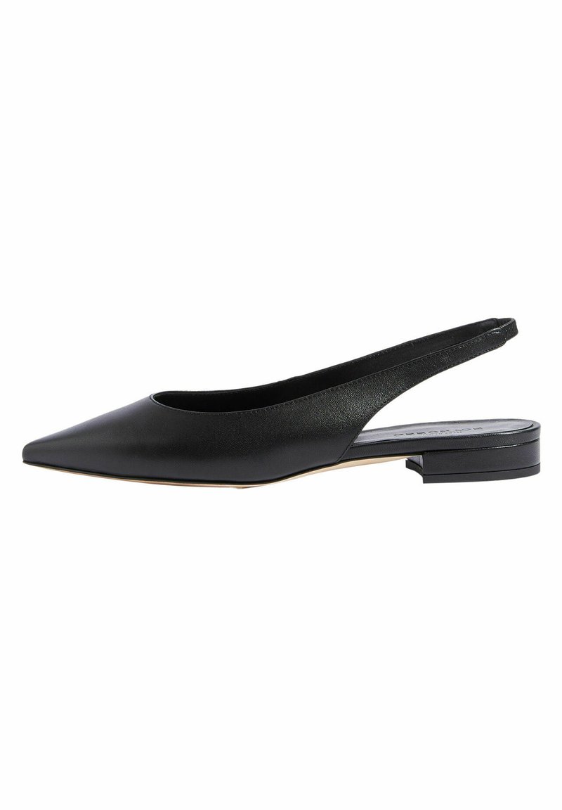 Scarpa slingback nera a punta con tacco piatto. Realizzata in pelle liscia, presenta un design con ritagli sui lati e una silhouette minimalista.