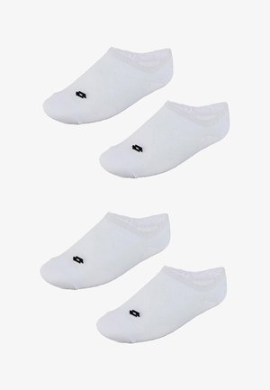 Vier Paar weiße Knöchelsocken mit kleinem schwarzem Logo nahe den Zehen, flach auf weißem Hintergrund ausgelegt.