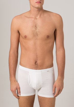 Witte katoenen boxershorts met een getailleerd ontwerp, elastische tailleband en een knoopsluiting. Soepele textuur, geen zichtbare patronen of logo's.