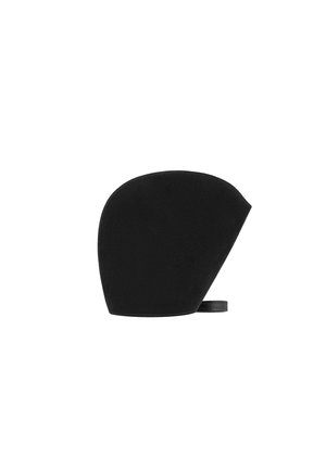 Sombrero de fieltro negro con un diseño asimétrico, que presenta una textura suave y una correa de cuero negro para el cierre.