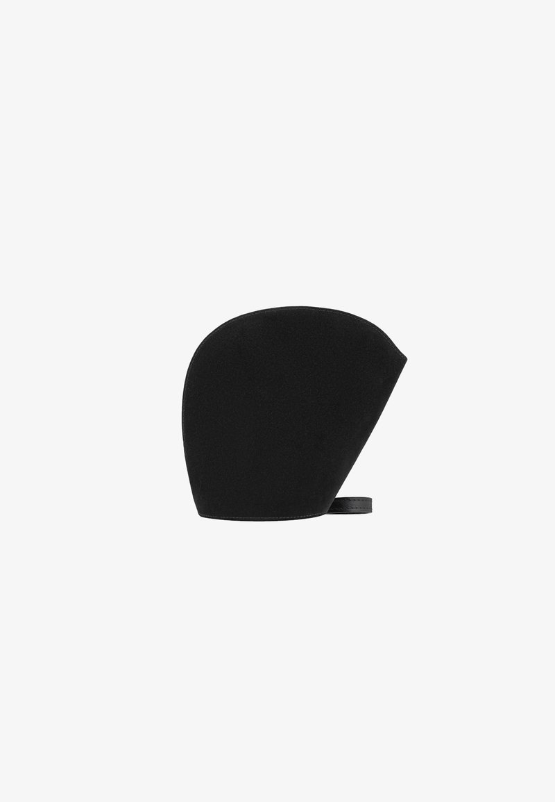 Cappello di feltro nero con un design asimmetrico, caratterizzato da una texture liscia e una fascia in pelle nera per la chiusura.