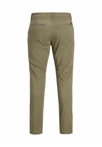Pantaloni verde oliva da uomo, design aderente, realizzati in tessuto di cotone. Presentano due tasche posteriori e una finitura liscia con una texture sottile.