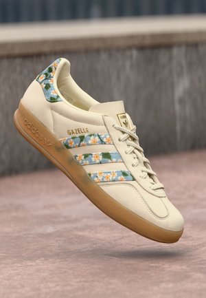 adidas Originals GAZELLE INDOOR X LIBERTY LONDON - Tossud - cream white/gold metallic/tactile blue