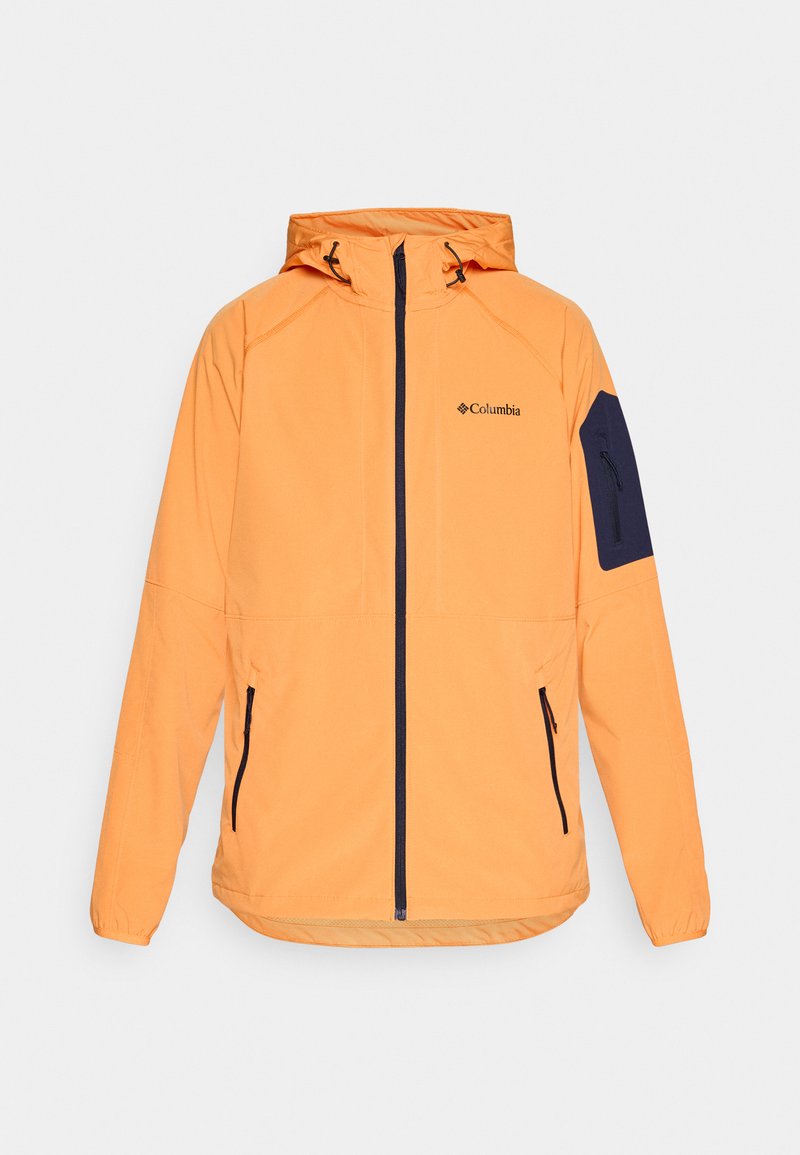 Chaqueta naranja con cremallera y capucha, que presenta un bolsillo azul marino en la manga izquierda y una cremallera negra contrastante. Textura de tela suave.