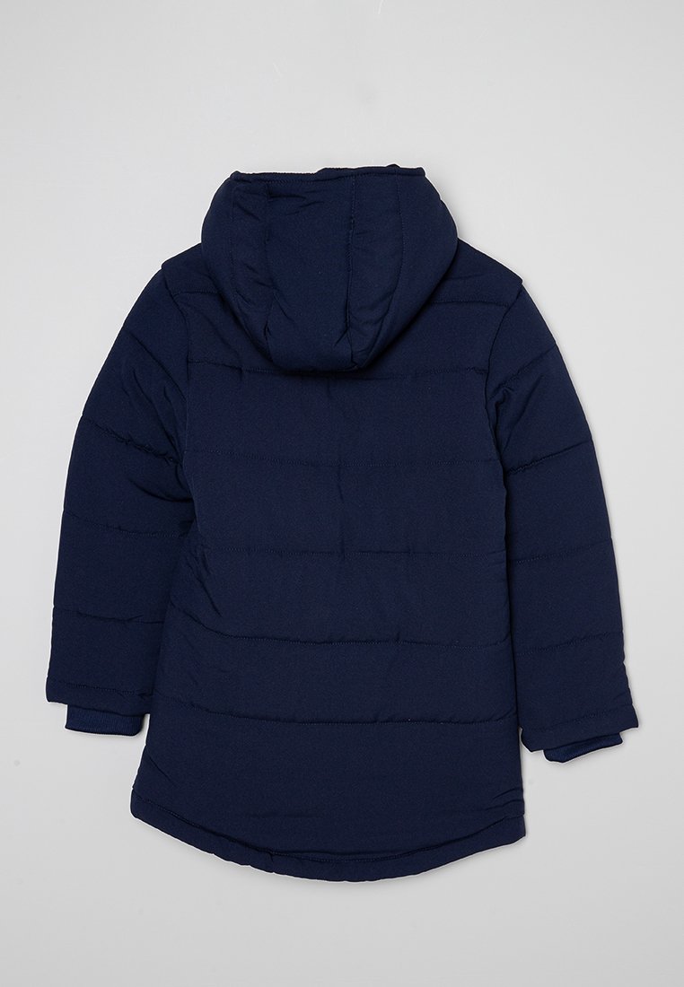 Manteau d'hiver rembourré bleu marine avec capuche, manches longues et poignets côtelés, vu de dos sur un fond gris clair.
