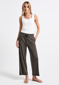 Street One WIDE MIT JOGG BUND - Pantaloni sportivi - braun