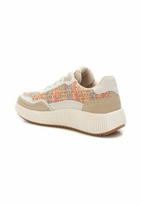 Zapatilla beige con un diseño tejido en tonos pastel texturizados en el lateral, cordones blancos y una suela gruesa y estriada para mayor altura.