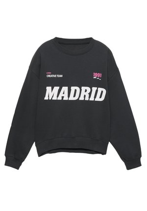 Hanorac negru cu guler rotund, având text alb îngroșat "MADRID", accente roz și detalii grafice. Material moale, croi lejer.