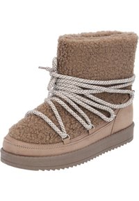 Brun, hög stövel med en texturerad, fluffig ovandel och slät mocka nedtill. Har intrikata vita och bruna flätade snören och en robust sula.